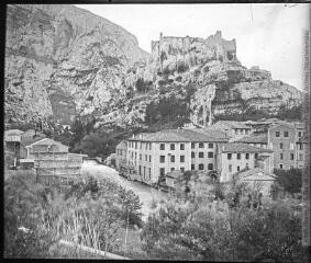 Fontaine du Vaucluse. 3 avril 1902. [Moulins avec des roues à aube sur la Sorgue, à l’arrière vue des ruines du château des Évêques de Cavaillons, dans le village de Fontaine-de-Vaucluse].