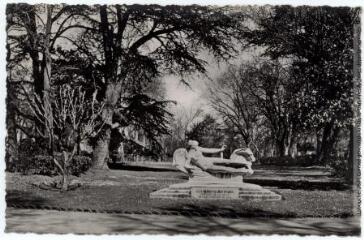 [...]. [Les jardins de Toulouse : Jardin Royal : monument à la gloire de l'aviation française]. - [Toulouse : éditions Pyrénées-Océan, Labouche frères], [vers 1950]. - Carte postale