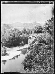 [Dordogne : vue sur la vallée et le château de Montfort (Vitrac)]. - août 1935.