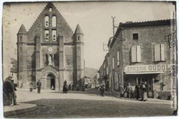 La Haute-Garonne. 1609. Calmont : la place et l'église. - Toulouse : phototypie Labouche frères, marque LF au verso, [1918]. - Carte postale