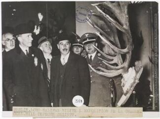 Berlin : lord Halifax visite l'exposition de la chasse / photographie Keystone, Paris. - 18 novembre 1937. - Photographie