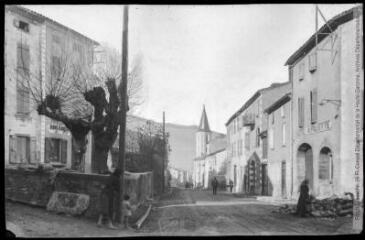 L'Ariège. Saint-Paul-de-Jarrat : la route dans le village. - Toulouse : éditions Pyrénées-Océan, Labouche frères, [entre 1937 et 1950]. - Carte postale