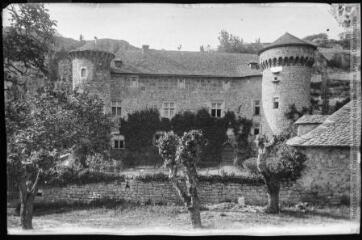 L'Aveyron. 144. Salles-la-Source : le château / [photographie Henri Jansou (1874-1966)]. - Toulouse : phototypie Labouche frères, [entre 1909 et 1925]. - Carte postale