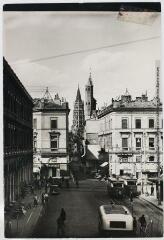 [Toulouse : arcades du Capitole, clochers du Taur et de Saint-Sernin]. - Toulouse : maison Labouche frères, [entre 1930 et 1950]. - Photographie
