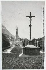 193 bis. Lourdes : croix des Bretons et basilique. - Toulouse : maison Labouche frères, [entre 1900 et 1920]. - Photographie