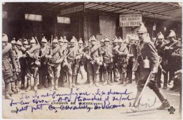 Croquis de guerre 1915. 336. Dragons prêts à s'embarquer pour le front. - [Cognac] : [Charles Collas], marque CC&CC, [vers 1915]. - Carte postale
