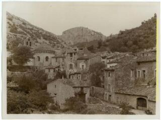 Saint-Guilhem-le-Désert (Hérault) : abbaye de Gellone et une partie du village / J.-E. Auclair photogr. - [entre 1920 et 1950]. - Photographie