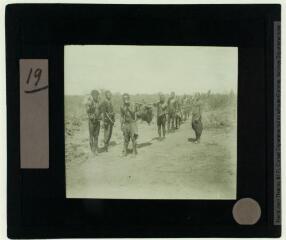 19. Les porteurs, avec leur trophée de chasse.