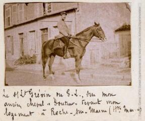 Le sous-Lieutenant Grévin du G.L., sur mon ancien cheval "Douteur" devant mon logement à Roches-sur-Marne (Haute-Marne)