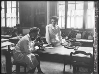 Laboratoire botanique et forestier : Odette Bordères et Geneviève Dubois. - 6 décembre 1939.