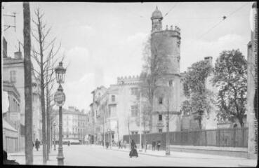 252. Toulouse : rue Ozenne : hôtel de Roquette (XVe et XVIe siècles). - Toulouse : maison Labouche frères, [entre 1900 et 1920]. - Photographie