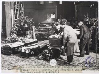 Les 3 corps des journalistes américains et anglais tués à Teruel sont arrivés à Paris / photographie Fulgur, Paris. - 5 janvier 1938. - Photographie