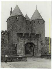 Carcassonne (Aude) : la Cité : châtelet et porte narbonnaise (deux tours, barbacane) / J.-E. Auclair photogr. - [entre 1920 et 1950]. - Photographie
