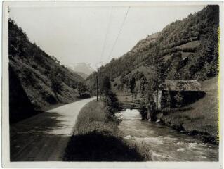 Aux environs de Couflens (Ariège) : torrent et montagnes / J.-E. Auclair photogr. - [entre 1920 et 1950]. - Photographie