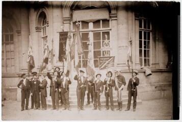 [Groupe de l'association générale des étudiants de l'université de Toulouse]. - [entre 1886 et 1894]. - Photographie