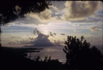 B 2060-2073. Nadi [prononcé « Nandi »] (île principale des Fidji) : végétation, cases, canne à sucre, bords de mer. B 2075-2078. Papeete (île de Tahiti) : l'hôtel, nuages sur l'océan.