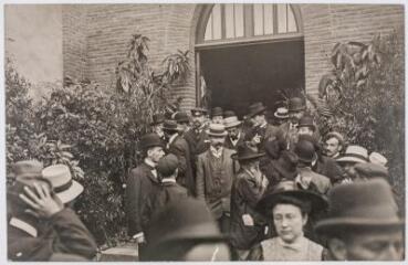 21. [Militants à la sortie de la salle du Congrès] / photographie Georges Baudillon (1881-1915). - 15-18 octobre 1908. - Carte-photo