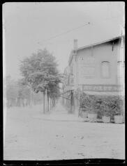 Toulouse : avenue de Paris : angle d'un café portant l'affichage publicitaire pour les biscuits Lu. - [entre 1920 et 1930]. - Photographie