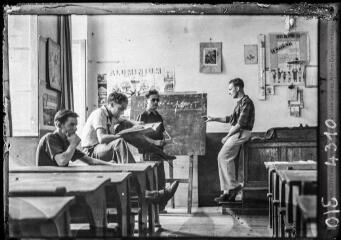 [Quatre jeunes dans une salle de classe]. - [années 1940-1945].