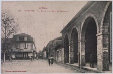 Le Gers. 184. Masseube : la halle et la rue du Commerce. - Toulouse : phototypie Labouche frères, marque LF au verso, [entre 1911 et 1925]. - Carte postale