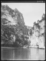 Passage des détroits dans les Gorges du Tarn. - [1913].