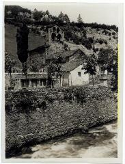 Hameau de Salau (Couflens, Ariège) : église prise de la rivière du Salat (clocher comportant quatre arcades) / J.-E. Auclair photogr. - [entre 1920 et 1937]. - Photographie