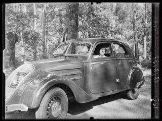 La Peugeot 302 en forêt landaise, sur la Route Nationale entre Mont-de-marsan et Bayonne (avec Jeanne Gaussen). - 18 août 1937.
