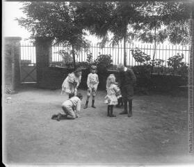 [Six enfants dans une cour].