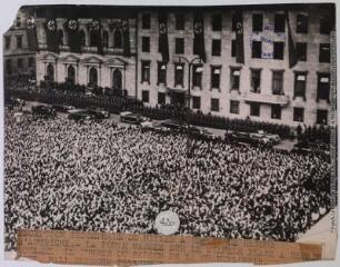 Réception triomphale de Hitler à Berlin de retour d'Autriche : la foule massée sur le Wilhelm Platz à Berlin acclame le Führer du balcon de la chancellerie / photographie Fulgur, Paris. - 17 mars 1938. - Photographie