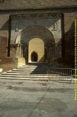 Plan d'ensemble du portail, vue de face [Le portail est en pierre calcaire, sur un perron de neuf marches]. - Prise de vue du 18 septembre 1998.