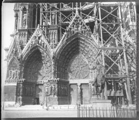 [Façade de la cathédrale de Reims en cours de restauration].