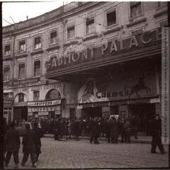 Toulouse : file d'attente devant le cinéma Gaumont Palace (actuel Gaumont Wilson) (Carmen à l'affiche) / Jean Ribière photogr. - 1946. - 3 photographies