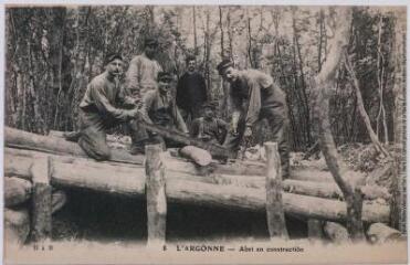 8. L'Argonne : abri en construction. - [s.l] : édition H à B, [entre 1914 et 1918]. - Carte postale