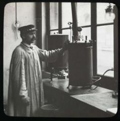Le laboratoire : appareil de stérilisation : autoclave et four Pasteur. - [entre 1905 et 1925]. - Photographie