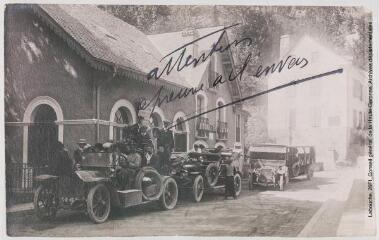Les Hautes-Pyrénées. 146. Gèdre : route de Gavarnie. Les autobus de Gavarnie devant l'hôtel de la Grotte. - Toulouse : maison Labouche frères, [entre 1910 et 1920]. - Photographie