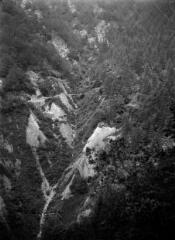 Vue du ravin du Saoudetch à droite, plantation de mélèzes bien réussie. A gauche, plantation de pins à crochets, en mélange avec peuplement naturel de hêtres. - août 1946. - Photographie