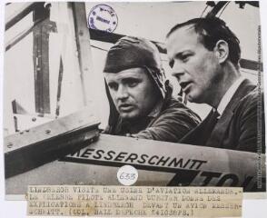 Lindbergh visite une usine d'aviation allemande. Le célèbre pilote allemand Wurster donne des explications à Lindbergh devant un avion Messer-Schmitt / photographie Keystone, Paris. - 21 octobre 1938. - Photographie