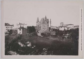 [Hendaye : villa et église Saint-Vincent]. - Toulouse : maison Labouche frères, [entre 1900 et 1940]. - Photographie