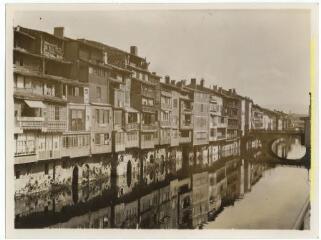 Castres (Tarn) : maisons sur l'Agout / J.-E. Auclair photogr. - [entre 1920 et 1950]. - Photographie
