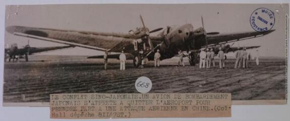 Le conflit sino-japonais : un avion de bombardement japonais s'apprête à quitter l'aéroport pour prendre part à une attaque aérienne en Chine / photographie The New York Times (Wide World Photos), Paris. - 4 novembre 1937. - Photographie