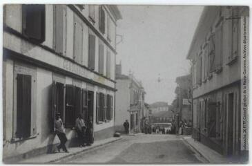 La Haute-Garonne. 1709. Le Fousseret : la gendarmerie et la Grand' rue. - Toulouse : phototypie Labouche frères, marque LF au verso, [1930]. - Carte postale