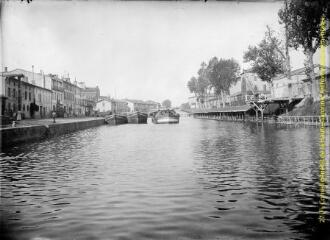 Toulouse : port Saint-Etienne : lavoir et péniches. - [entre 1900 et 1920]. - Photographie