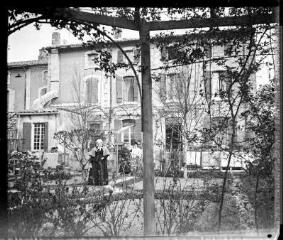 Sorgues. 1 avril 1902. [Femmes devant une maison].