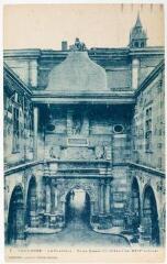7. Toulouse : le Capitole : cour Henri IV (début du XVIIe siècle). - Toulouse : phototypie Labouche frères, marque LF au verso, [vers 1929]. - Carte postale
