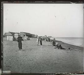 [Dunkerque ? (Nord) : plage : personnes et bâtiments]. - [entre 1905 et 1925]. - Photographie