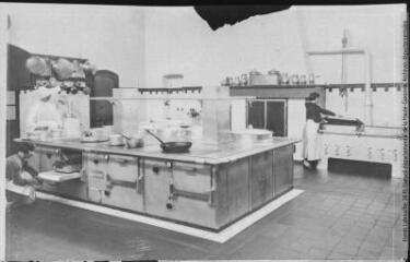 [Bayonne : hôpital mixte Saint-Léon : les cuisines]. - Toulouse : maison Labouche frères, [entre 1920 et 1940]. - Photographie