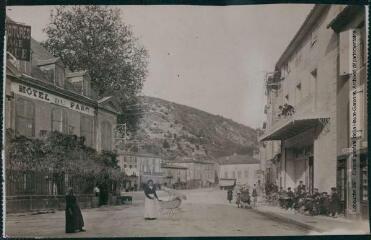 L'Ariège. 153. Lavelanet : avenue de Foix : Grand café Bigou et hôtel du Parc / photographie Henri Jansou (1874-1966). - Toulouse : maison Labouche frères, [entre 1900 et 1920]. - Photographie