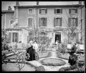 Sorgues. 1 avril 1902. [Femmes dans un jardin].