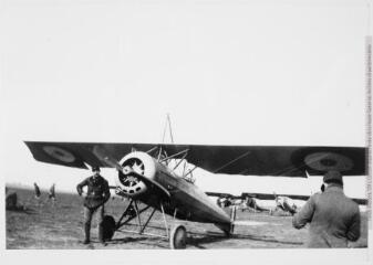 Avion Morane Saulnier avec un pilote.