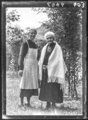 [Ariège, Foix : parc de la propriété des Bruilhols ? Portrait d'une femme âgée et d'une employée de la maison]. - [fin des années 1920].